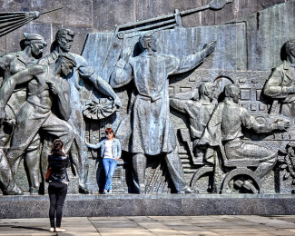 Bas relief du monument-hommage des cosmonautes